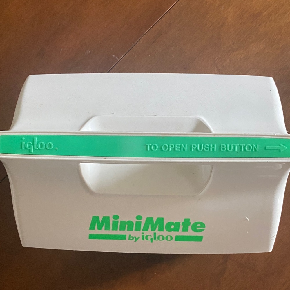 Igloo MiniMate Cooler in Purple and White - Picture 3 of 6